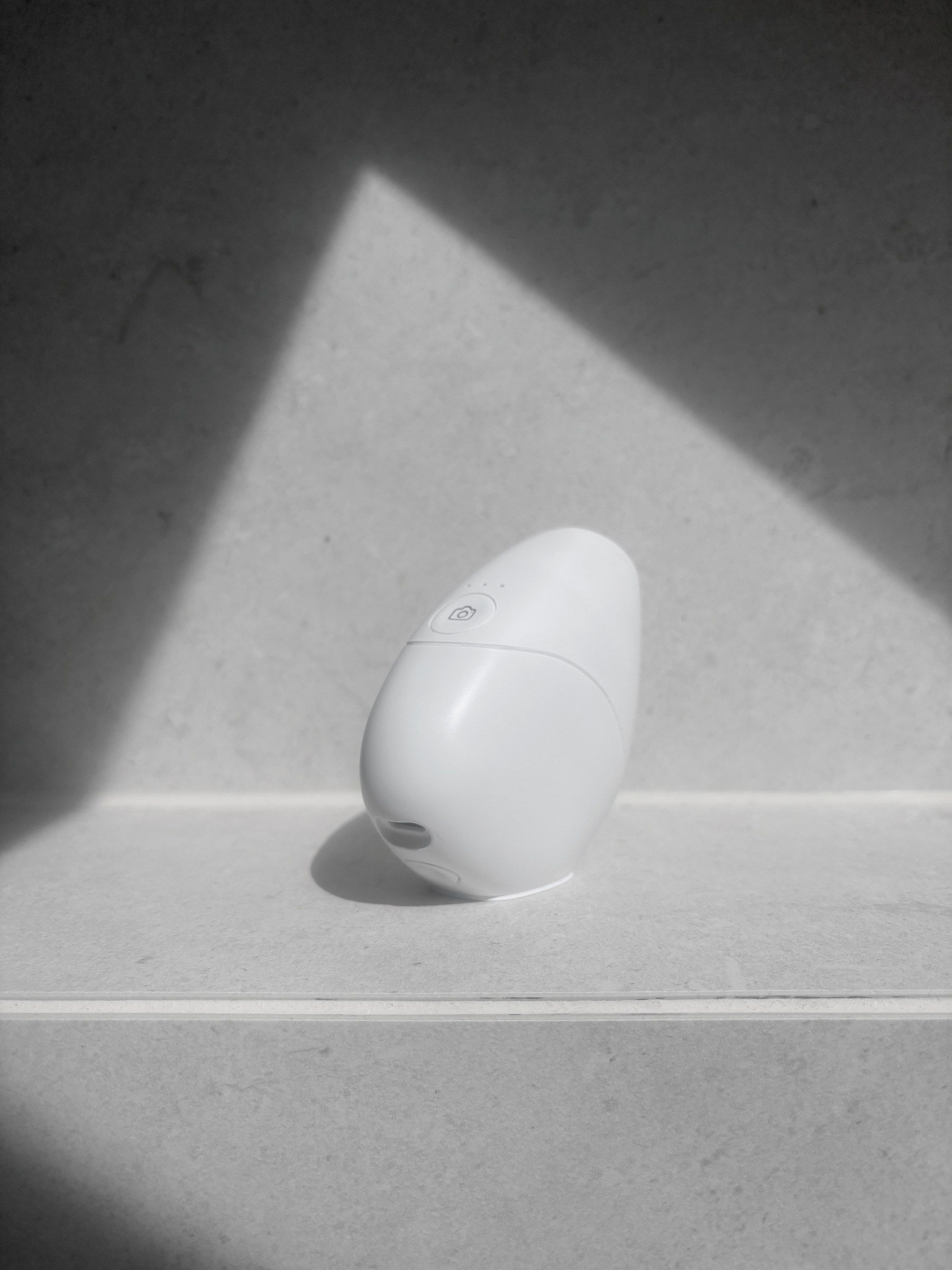 Valid'Or scanner on a stone ledge in raking light