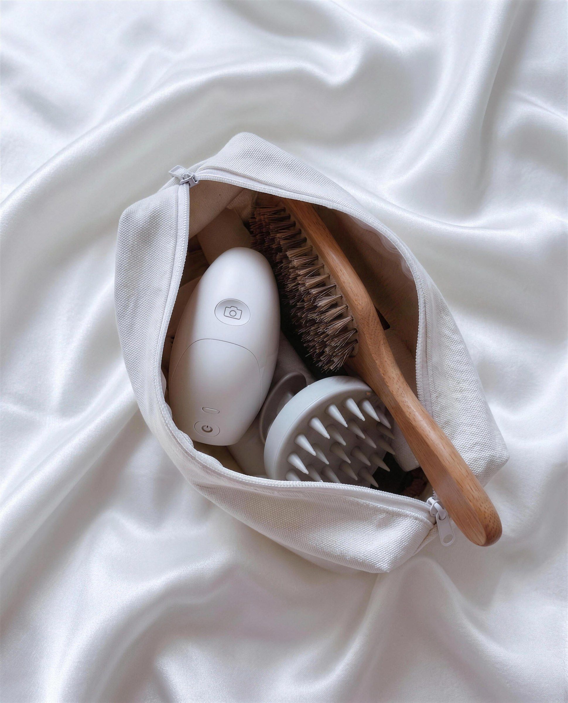 Valid'Or scanner in a toiletry bag with a hairbrush